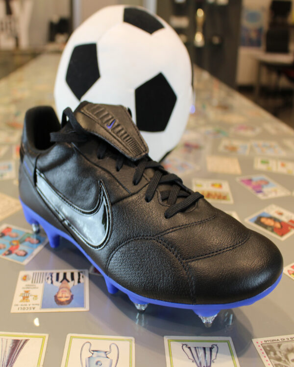 THE NIKE PREMIER lll SG PRO AC